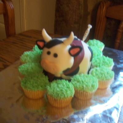 Cow Cake With Cupcakes
