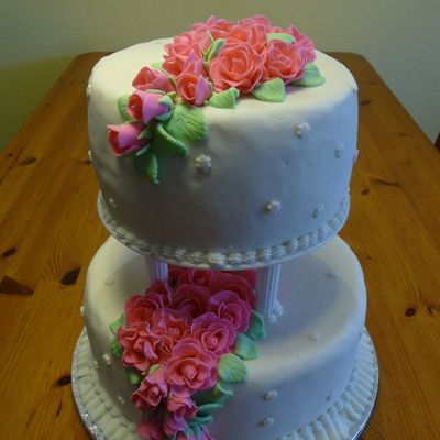 Pink Roses Wedding Cake.