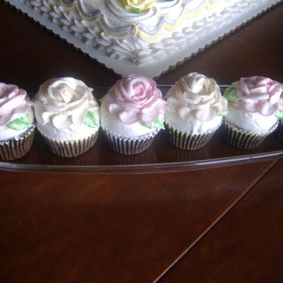 Cupcakes With Roses