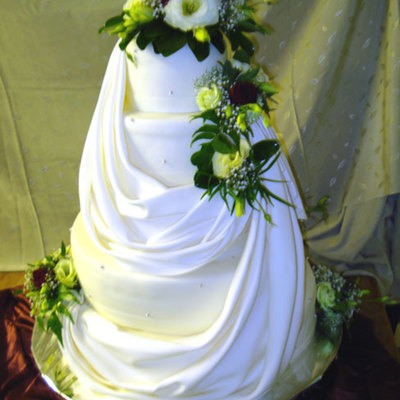 Wedding Cake And Liziantus