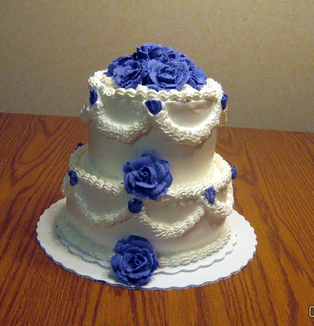 Two Tier Periwinkle With Roses