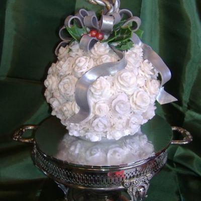 Christmas Kissing Ball Cake