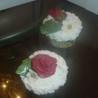 Basketweave Cupcakes W Gp Flowers