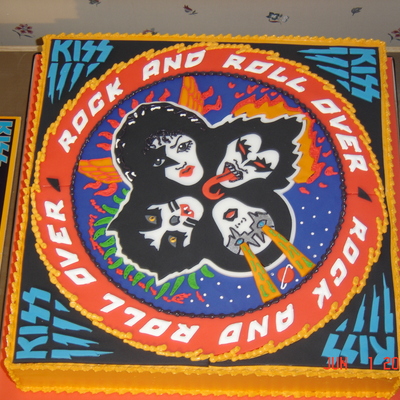 Kiss Grooms Cake