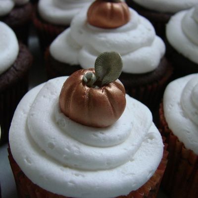 Cupcakes With Gum Paste Pumpkins