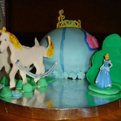 Color Flow Horses Fondant Covered Cake Royal Icing Tiara And Flowers Didnt Get Any Reaction From The Friend Who Picked It Up M
