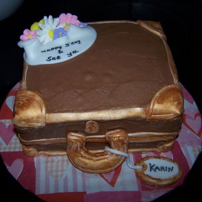 Suitecase Cake