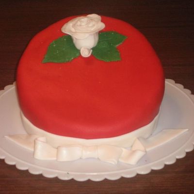 White Roses Christmas Cake