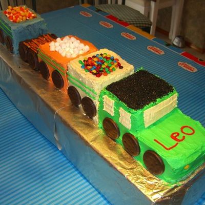 3D Train With Carriages Holding Candy