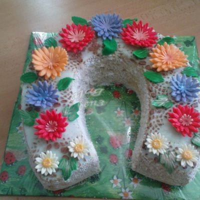 Spring Horseshoe Cake