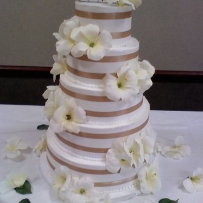 Round Wedding Cake With Ribbon And Flowers