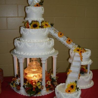 Round Wedding Cake With Fountain