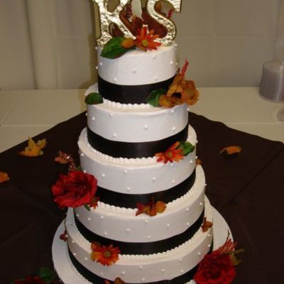 Round Wedding Cake With Ribbon