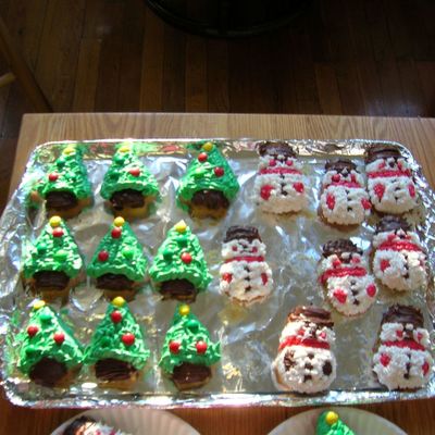 Mini Christmas Trees And Snowmen Cakes