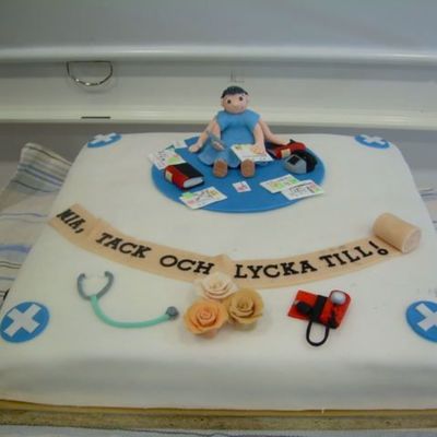 Our Administrative Boss Reg Nurse As Well Left Us Last Week And This Was Our Wards Goodbye Cake Used A Wilton 16 X 16 For The First Ti