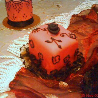 Red/black Mini Fondant Cake