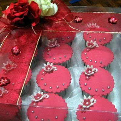 Red & White Wedding Gift Cupcake