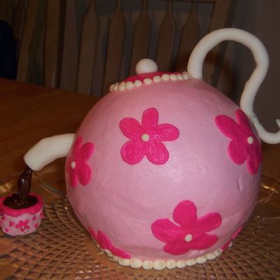 3D Teapot Pouring Into Teacup