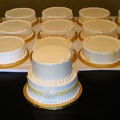 Table Cakes With Bride's Cake