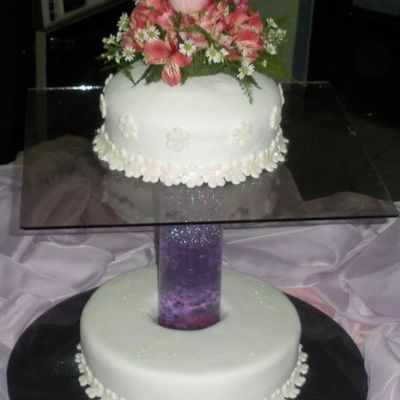 Dos Tortas A Dos Niveles Con Flores Naturales