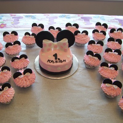 Minnie Mouse Smash Cake & Matching Cupcakes
