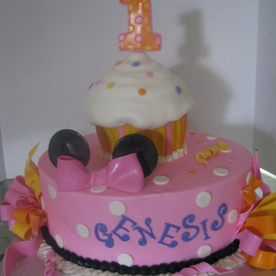 Minnie Mouse Giant Cupcake