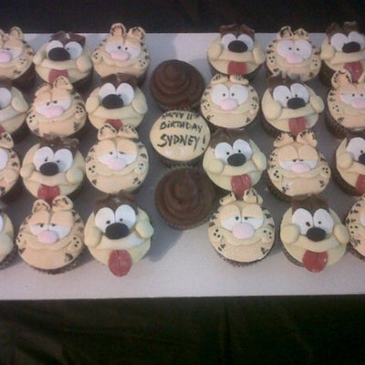 Garfield And Odie Cupcakes
