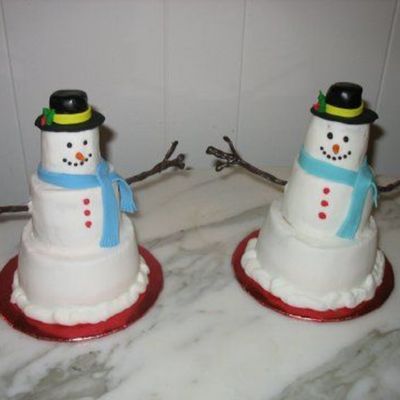 Mini Tier Snowmen Cakes