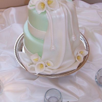 Calla Lilies With Draping Wedding Cake