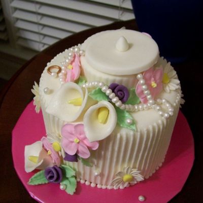 Trinket/jewelry Box With Pearl Necklace Cake