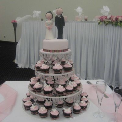 Bride And Groom Figurine With Cupcakes