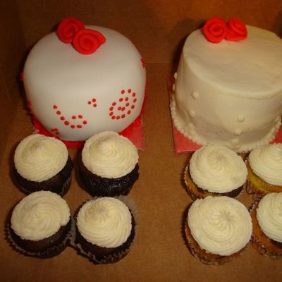 Mini Cakes And Cupcakes For Wedding Tasting