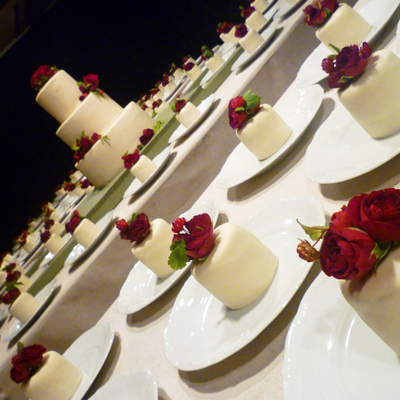 The Weddingcake Is Decorated With Red Roses Spray Roses Arctic Bramble And Raspberry Twigs And The Mini Weddingcakes Were Decorated With