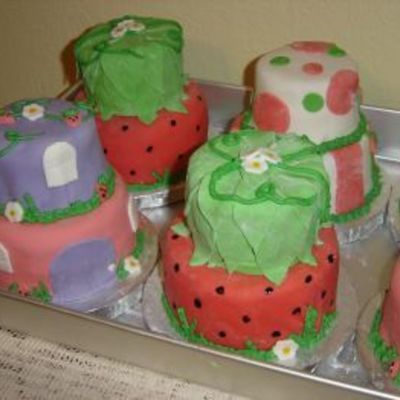 Mini Cakes-Strawberry Shortcake Theme