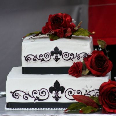 Black And White Wedding Cake With Red Roses