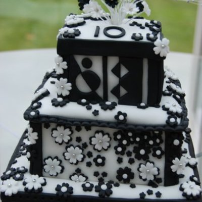 Black And White Flower Cake