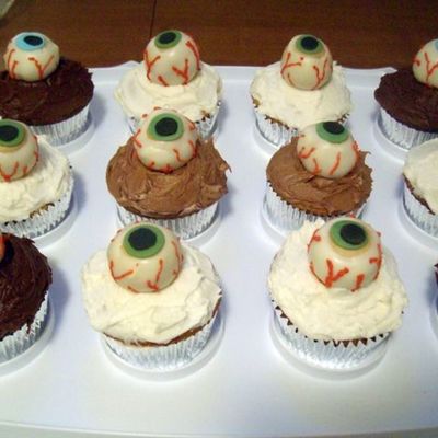 Buck-Eyeball Cupcakes