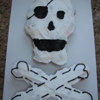 Pirate Skull & Crossbones Cupcake Cake