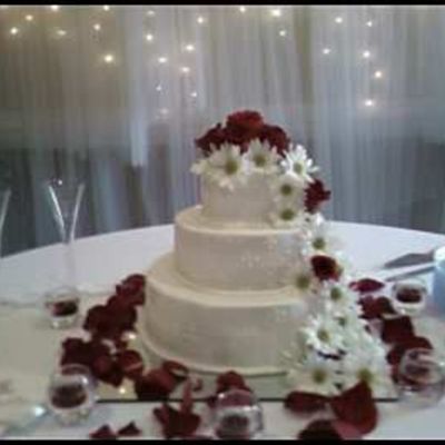 Red Roses And Daisies