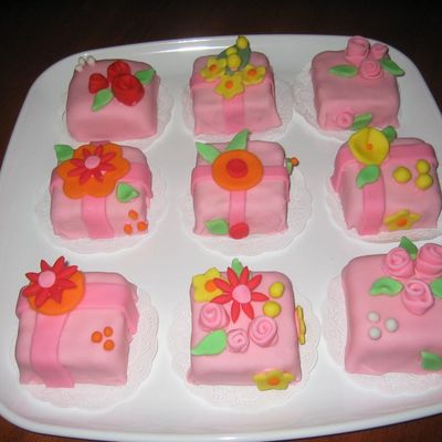 Mini Flower Cakes With Fondant