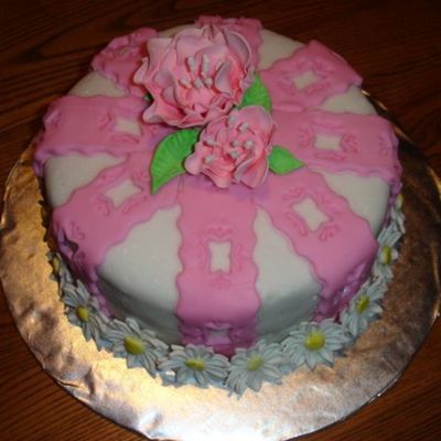Fondant Cake With Daisies