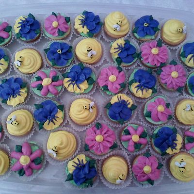 Mini Flower & Bee With Beehive Cupcakes