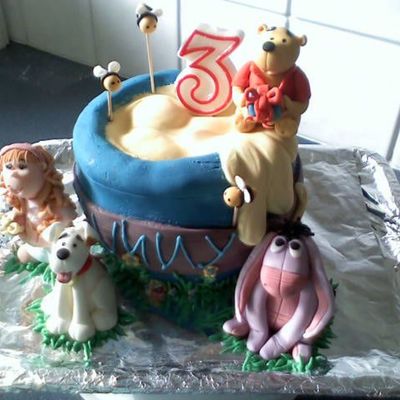 Winnie The Pooh Hunny Pot Cake