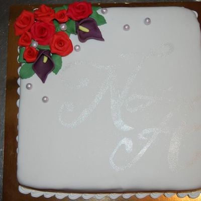 Square Weddingcake Whit Roses