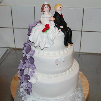 Wedding Cake Whit Purple Flower