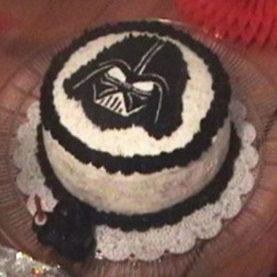 Fbct Darth Vader 9In Round Choc Cake With Vanilla Bc Icing