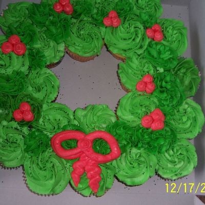 Christmas Wreath Cupcake Cake