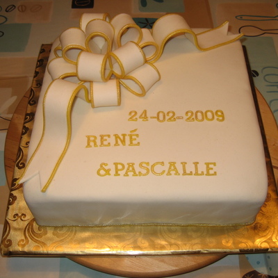 Cake With A Loop White/gold