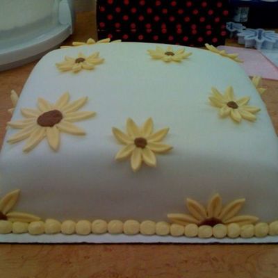 Yellow Daisy Cake