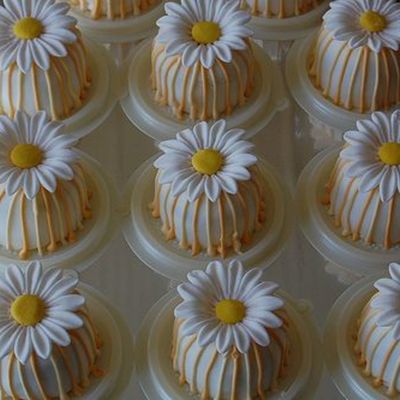 Orange Strip Daisy Mini Cake